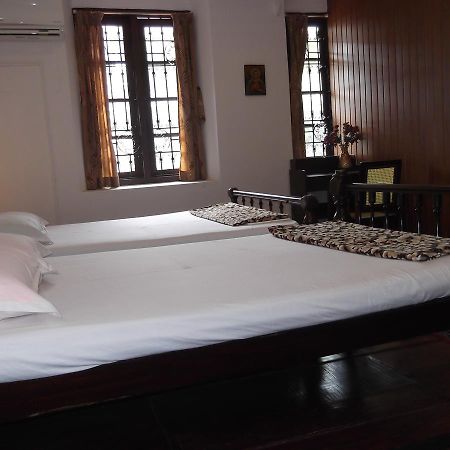 Madeleine Inn Kochi Bagian luar foto