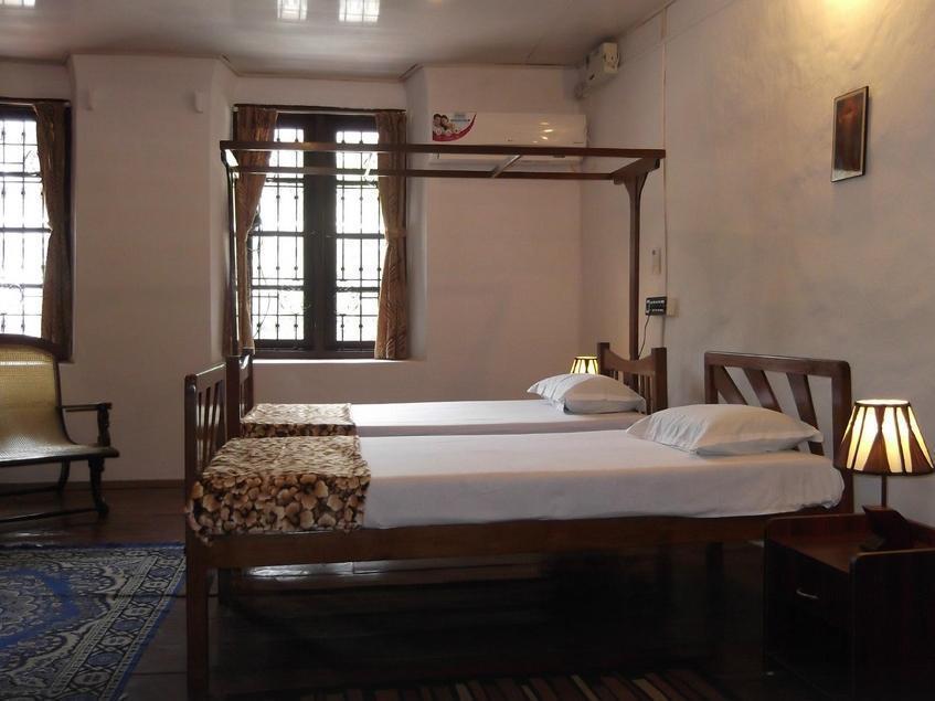 Madeleine Inn Kochi Bagian luar foto