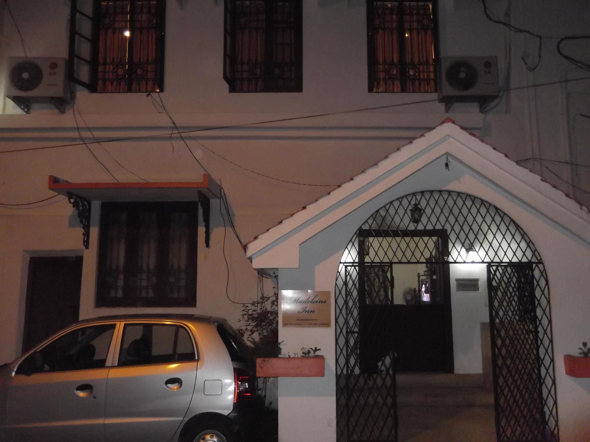Madeleine Inn Kochi Bagian luar foto