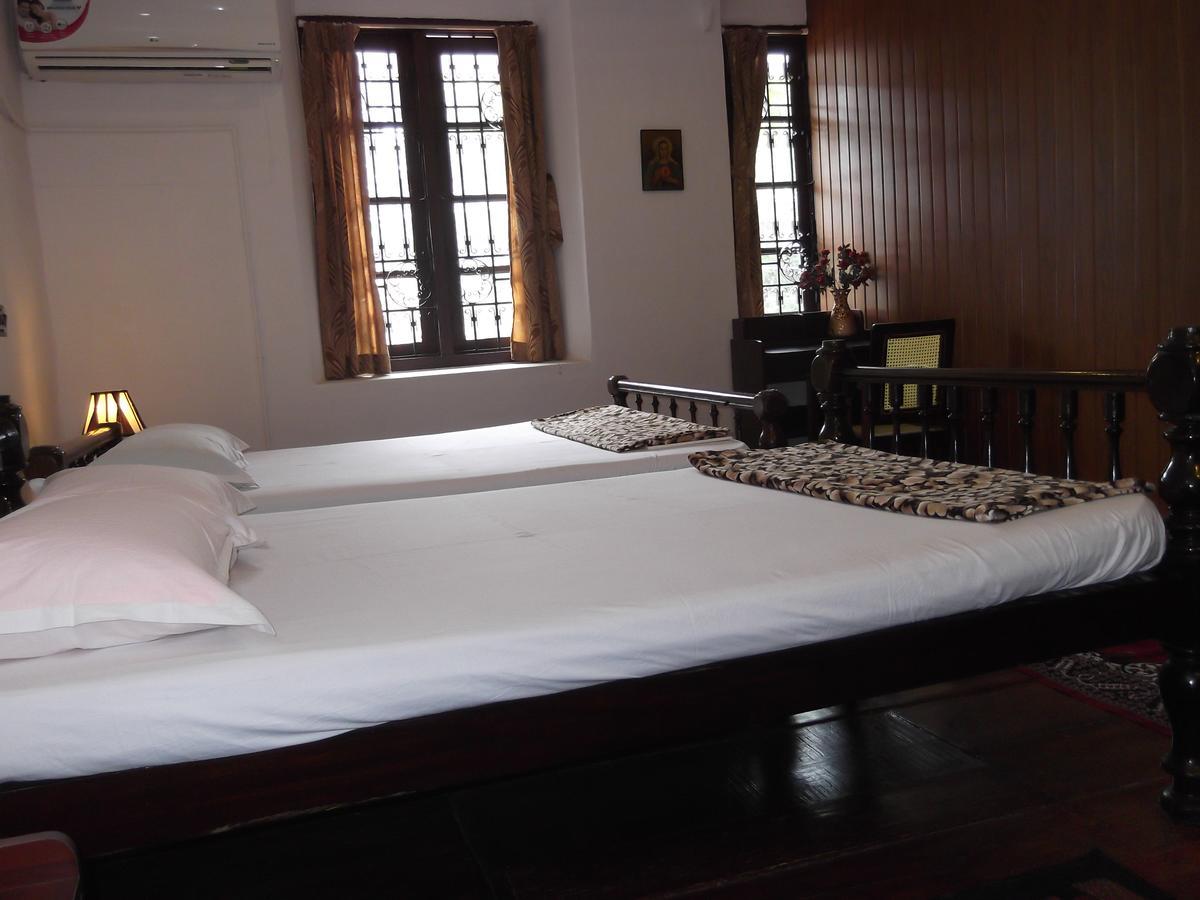 Madeleine Inn Kochi Bagian luar foto