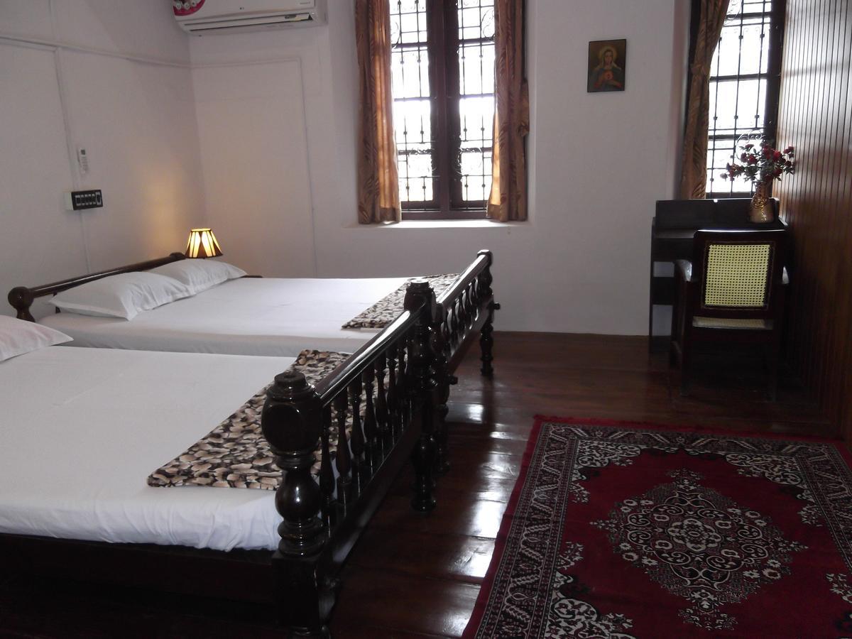 Madeleine Inn Kochi Bagian luar foto