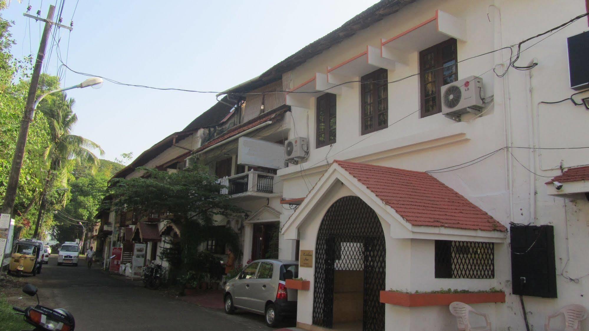 Madeleine Inn Kochi Bagian luar foto