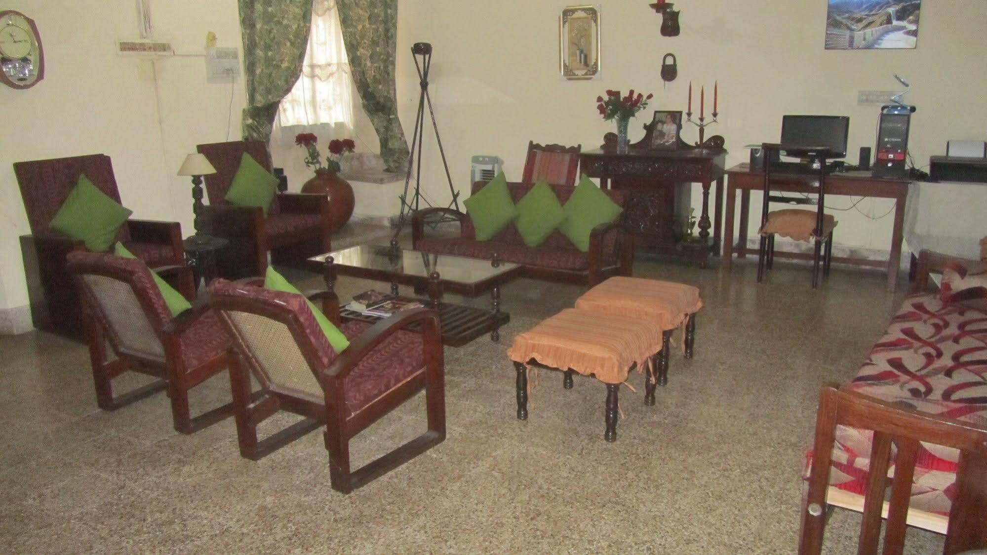 Madeleine Inn Kochi Bagian luar foto