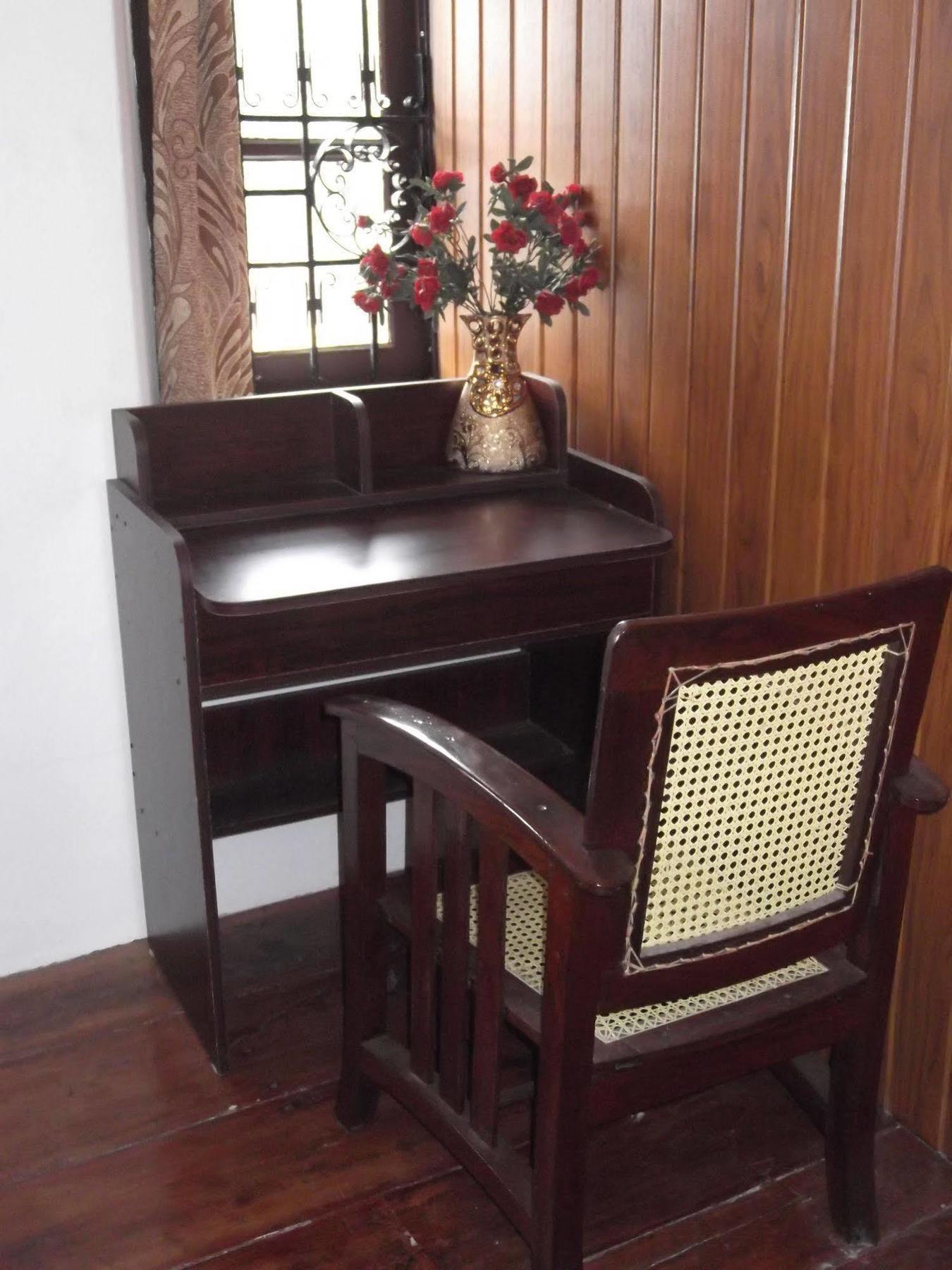 Madeleine Inn Kochi Bagian luar foto