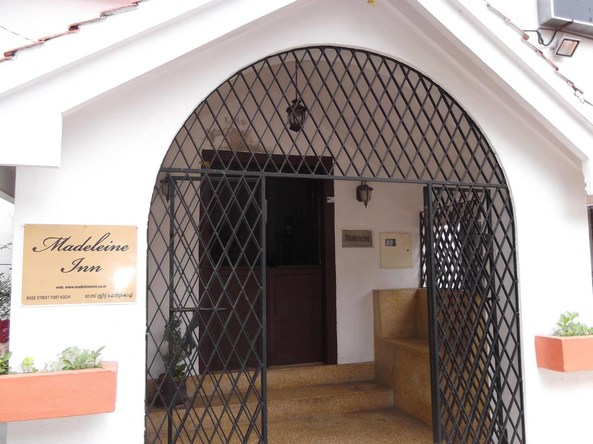 Madeleine Inn Kochi Bagian luar foto
